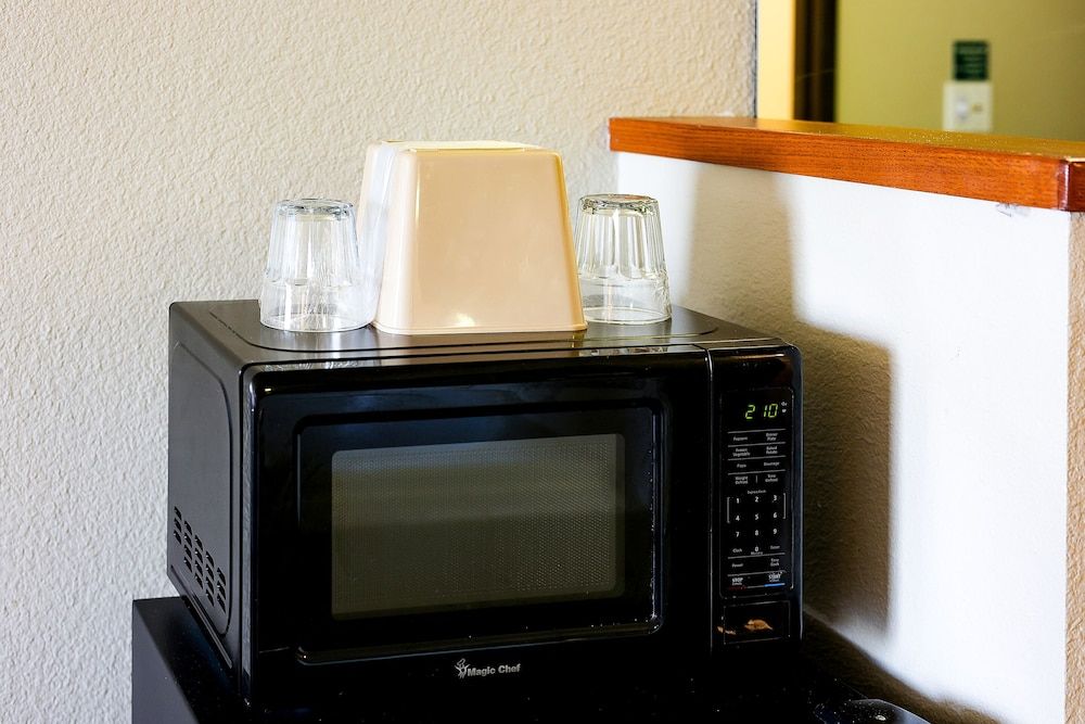 Siletz Bay Beachfront Hotel by OYO Lincoln City Premium Room, 1 King Bed, Jetted Tub, Bay View 11