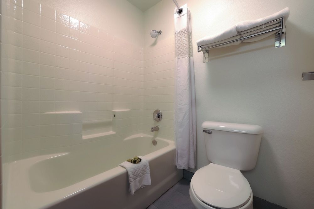 Siletz Bay Beachfront Hotel by OYO Lincoln City Premium Room, 1 King Bed, Jetted Tub, Bay View 8