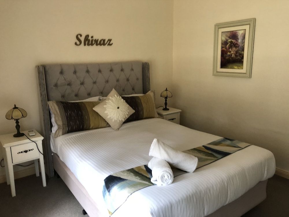 1 Bedroom Suite with Balcony (Shiraz)