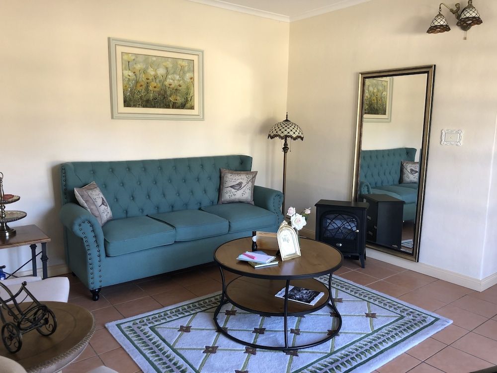 Villa Provence Deluxe Queen Pool View Room (Chardonnay) 6