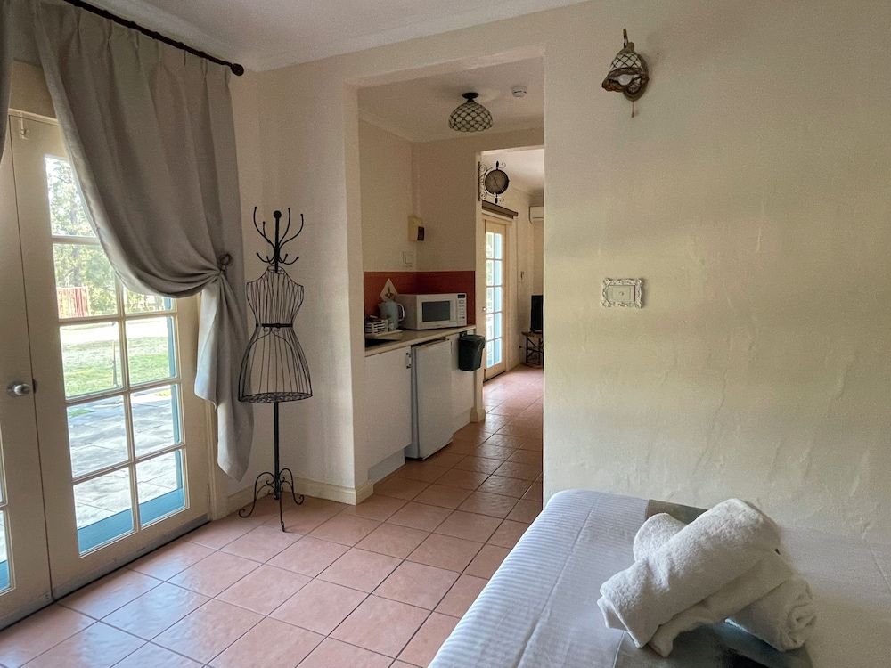 Villa Provence Deluxe Queen Pool View Room (Chardonnay)