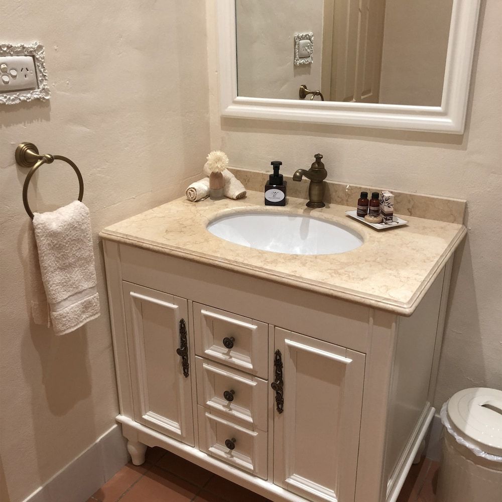 Villa Provence Deluxe Queen Pool View Room (Champagne) 4