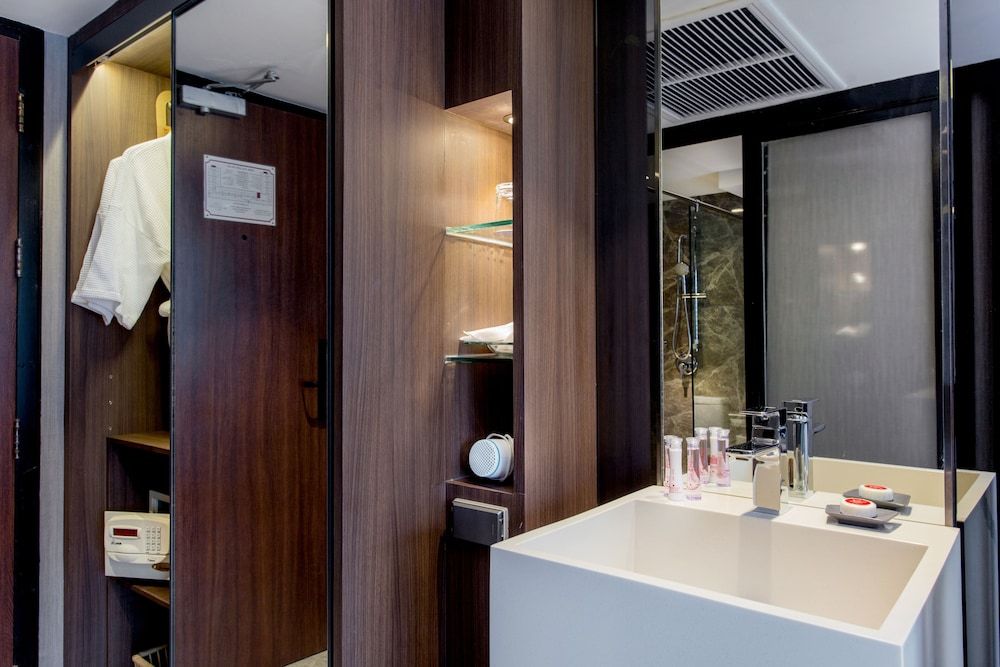 Ramada Plaza by Wyndham Bangkok Menam Riverside Superior Room, 2 Twin Beds 3