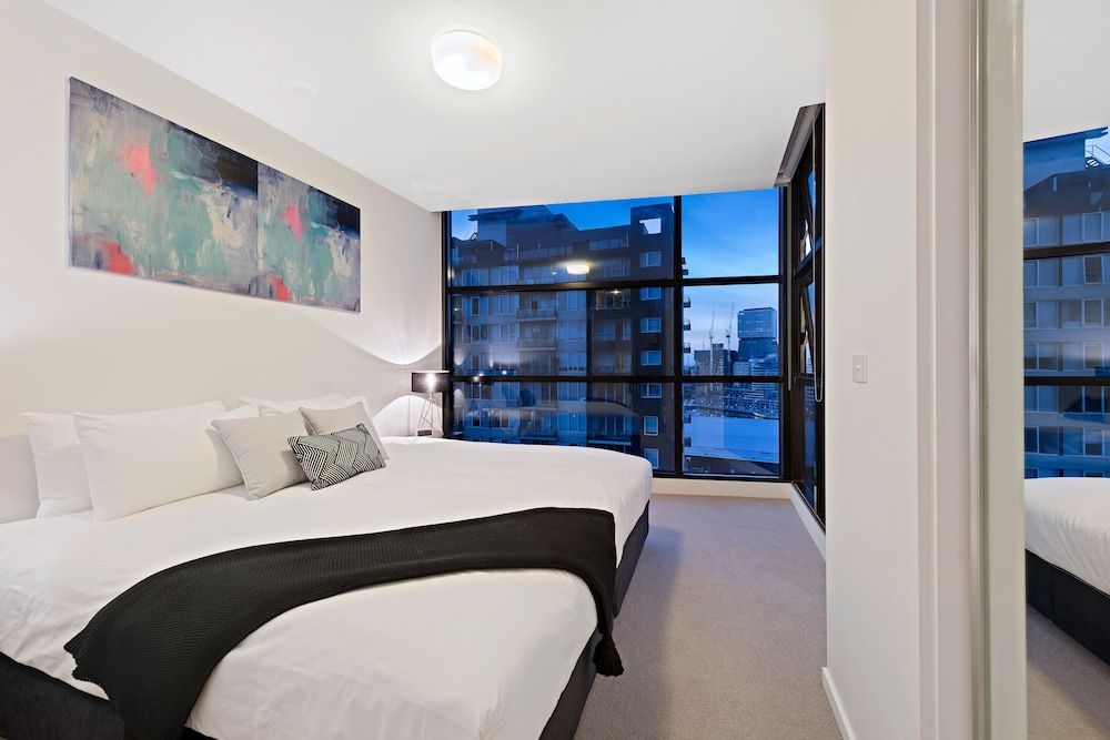 Apartment, 2 Bedrooms, partial city and bay view