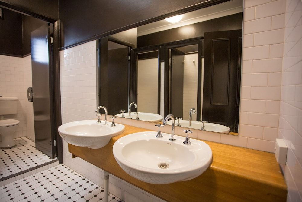 Classic Room, 1 Queen Bed, Shared Bathroom