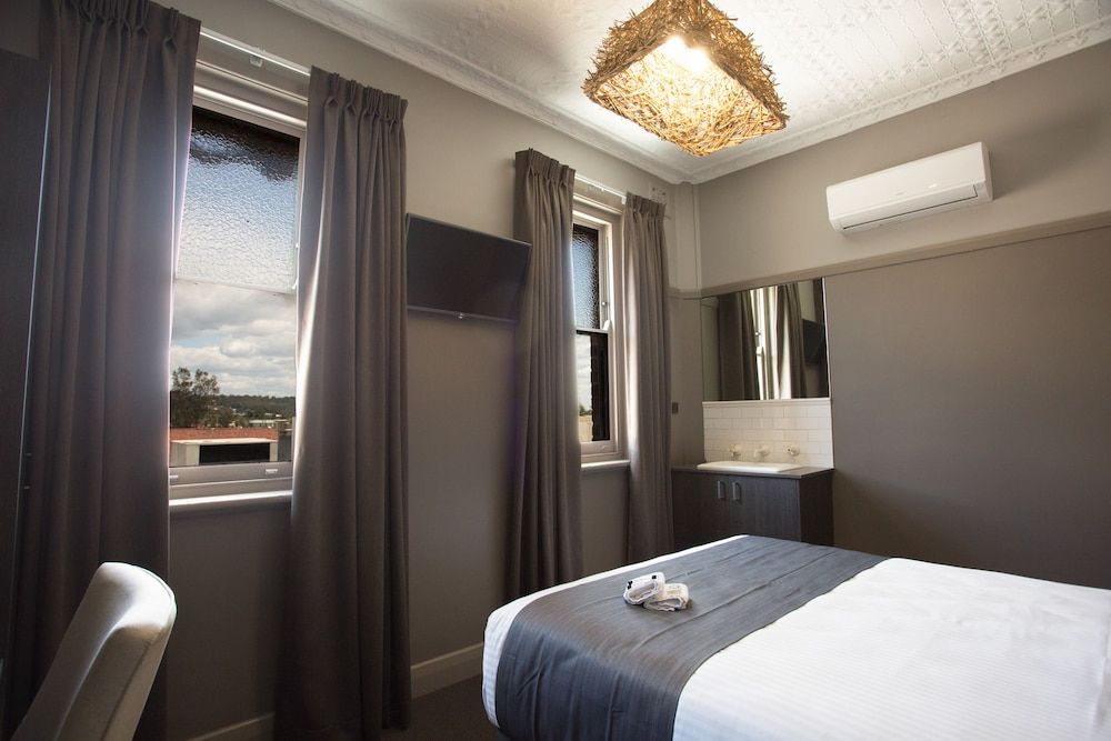 Comfort Room, 1 Queen Bed, Shared Bathroom