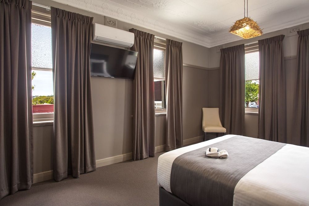 Design Room, 1 Queen Bed, Shared Bathroom