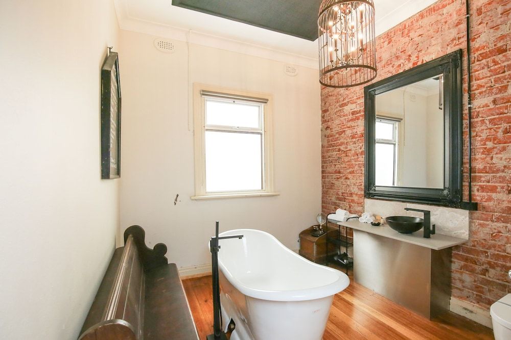 Indulge Apartments -The Urban Collection Chamber 1 6