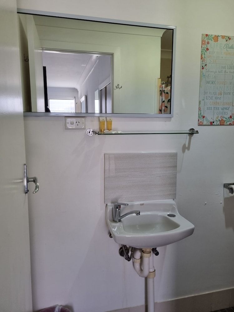 Taree Lodge Motel Queen Room 8