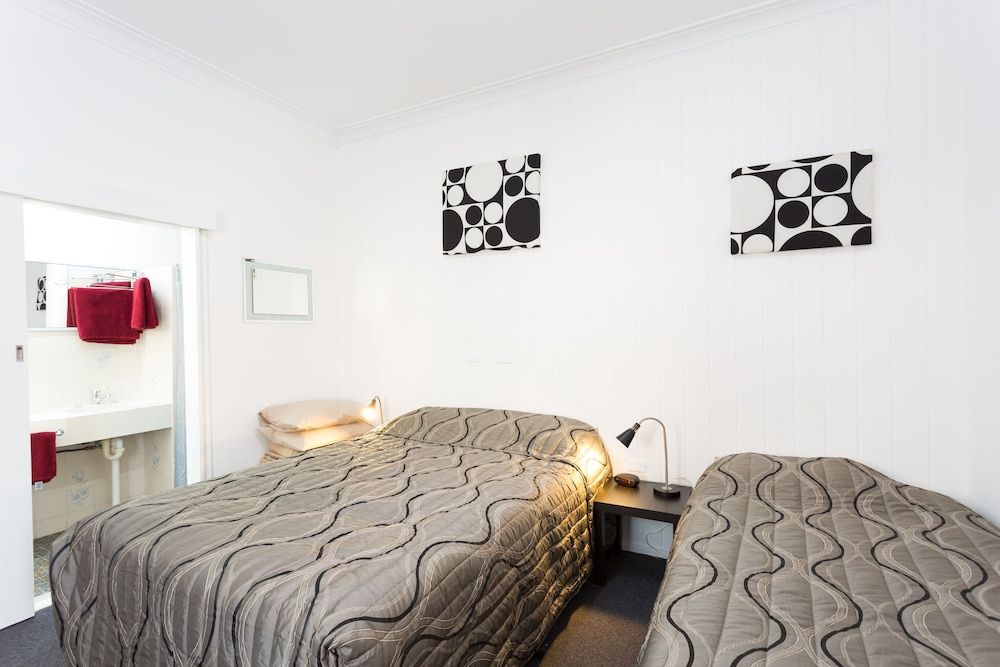 Taree Lodge Motel Twin Room 3