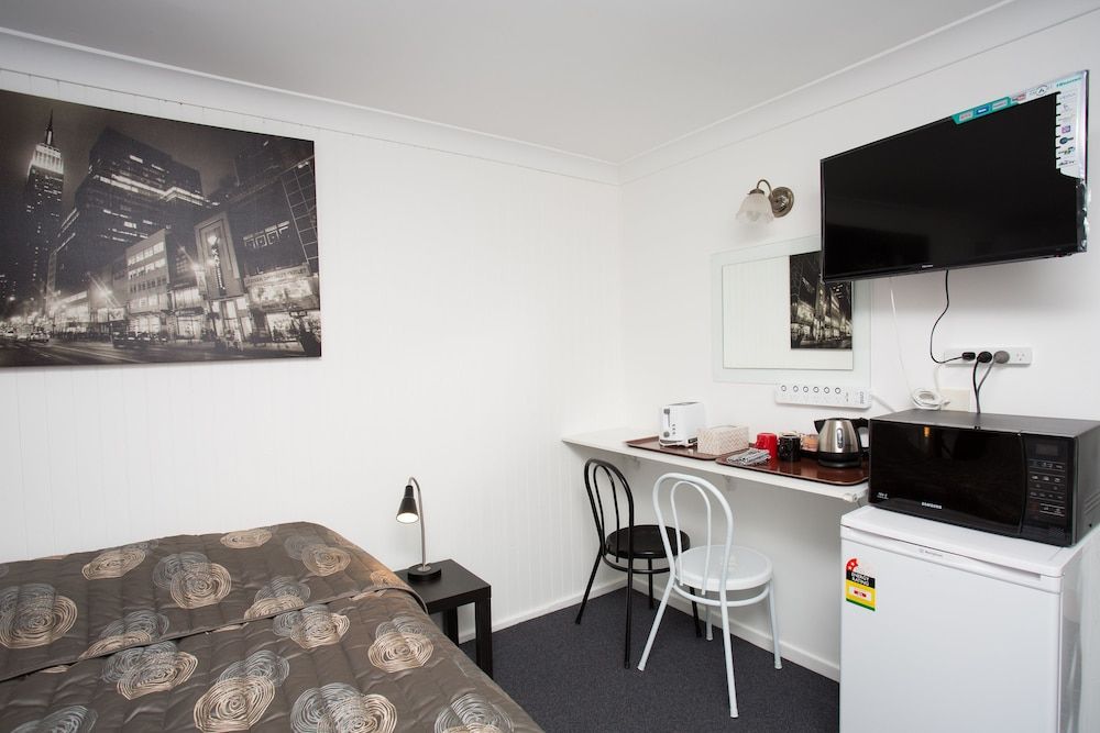 Taree Lodge Motel Queen Room 6