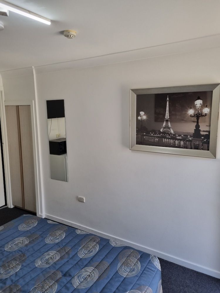 Taree Lodge Motel Queen Room 11