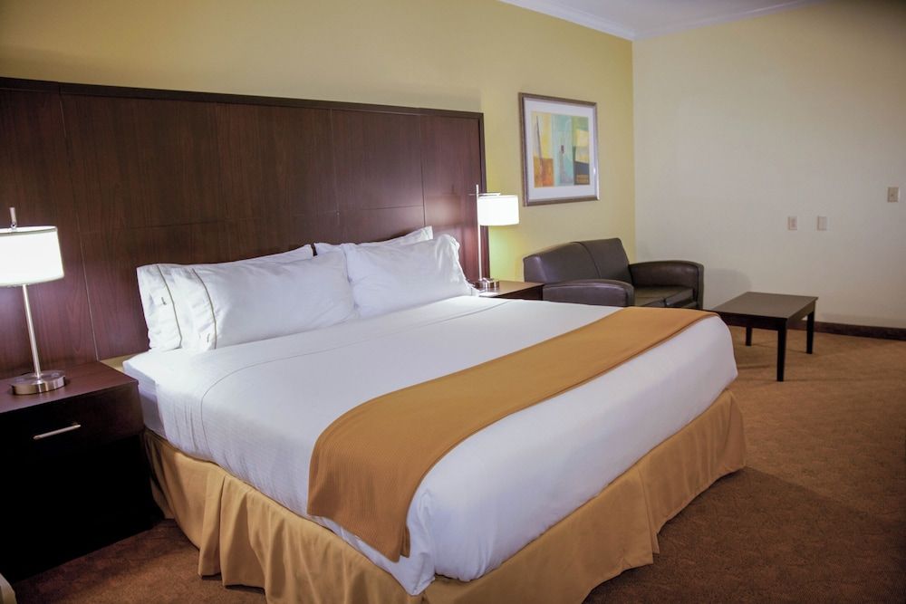 undefined Holiday Inn Express & Suites Houston North Intercontinental by IHG 3