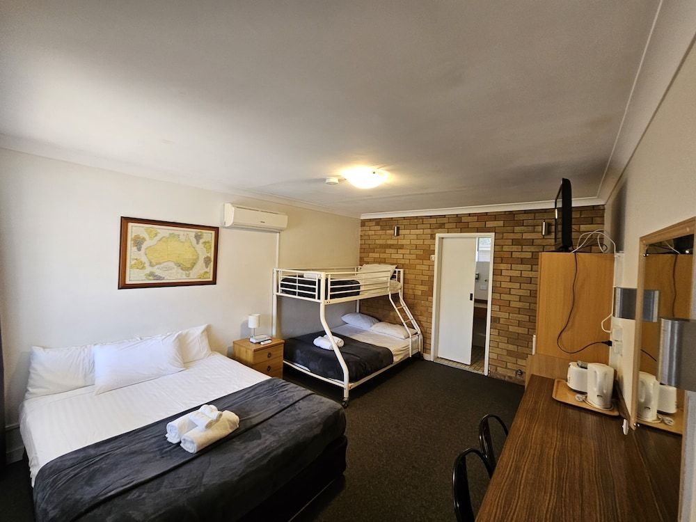 Hunter Valley Motel Deluxe Family Room 2
