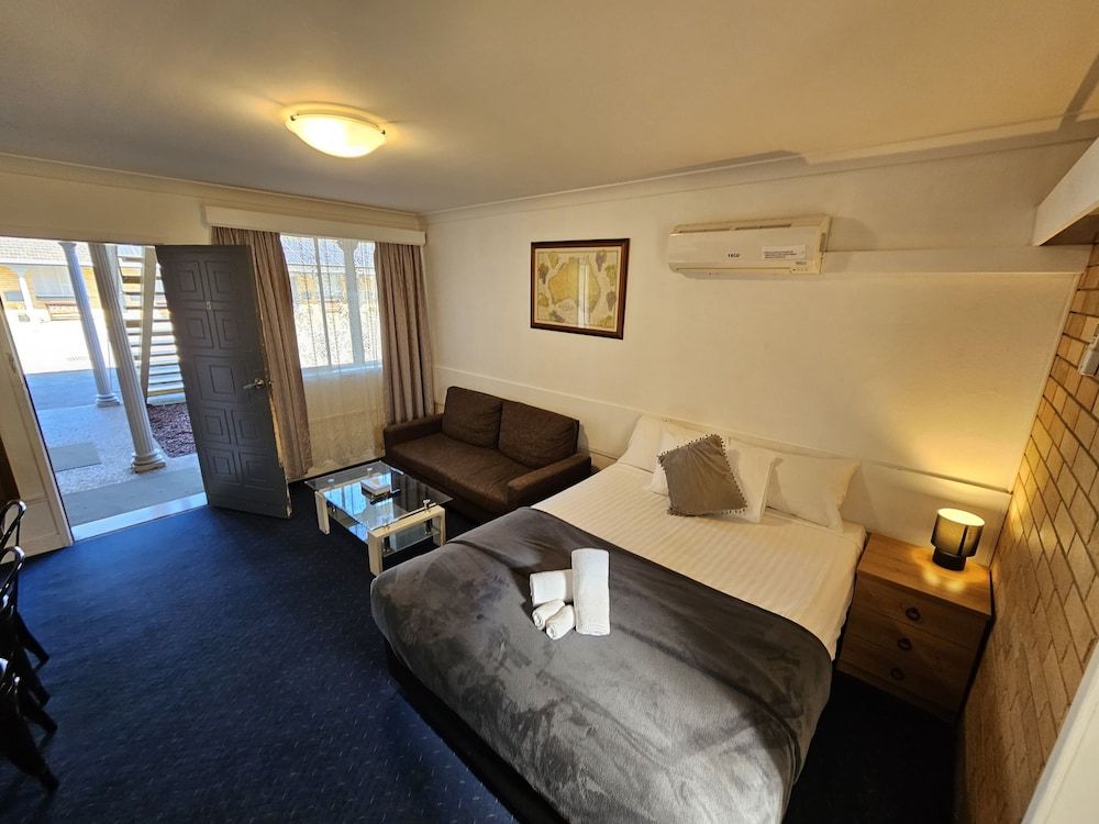 Hunter Valley Motel Deluxe Queen Room 3