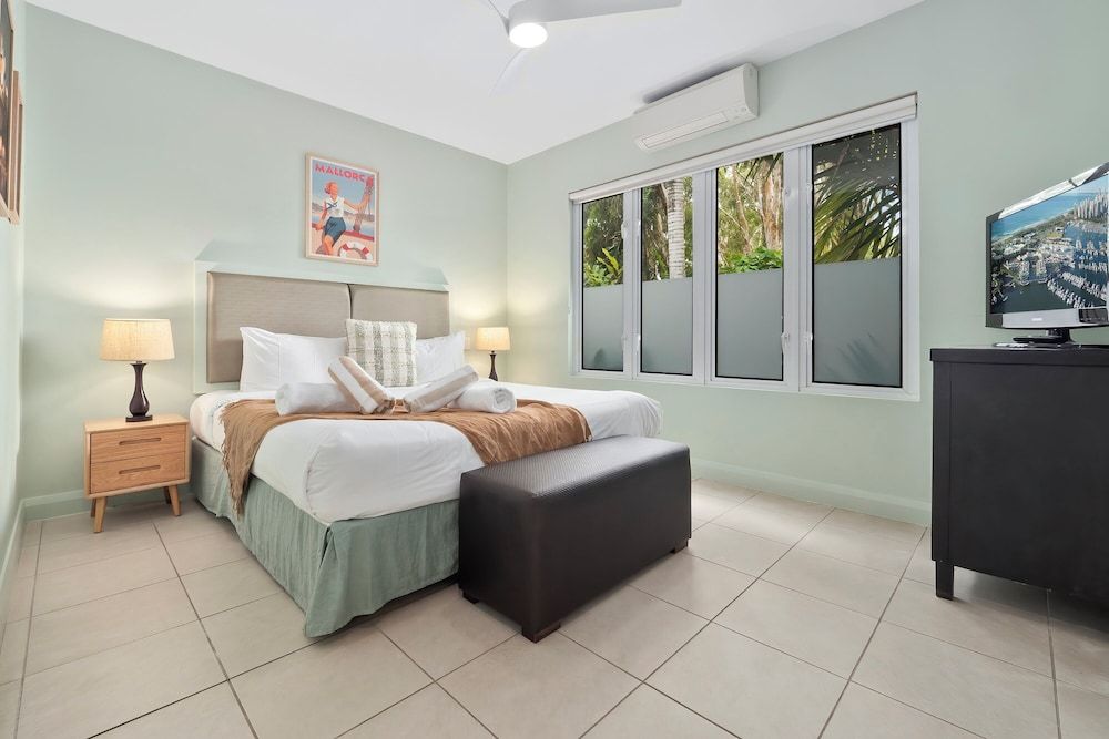 Ground Floor Retro 2 Bedroom with great pool access (331314)