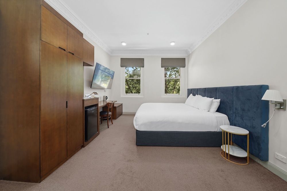 Clarendon Hotel Melbourne Deluxe Room