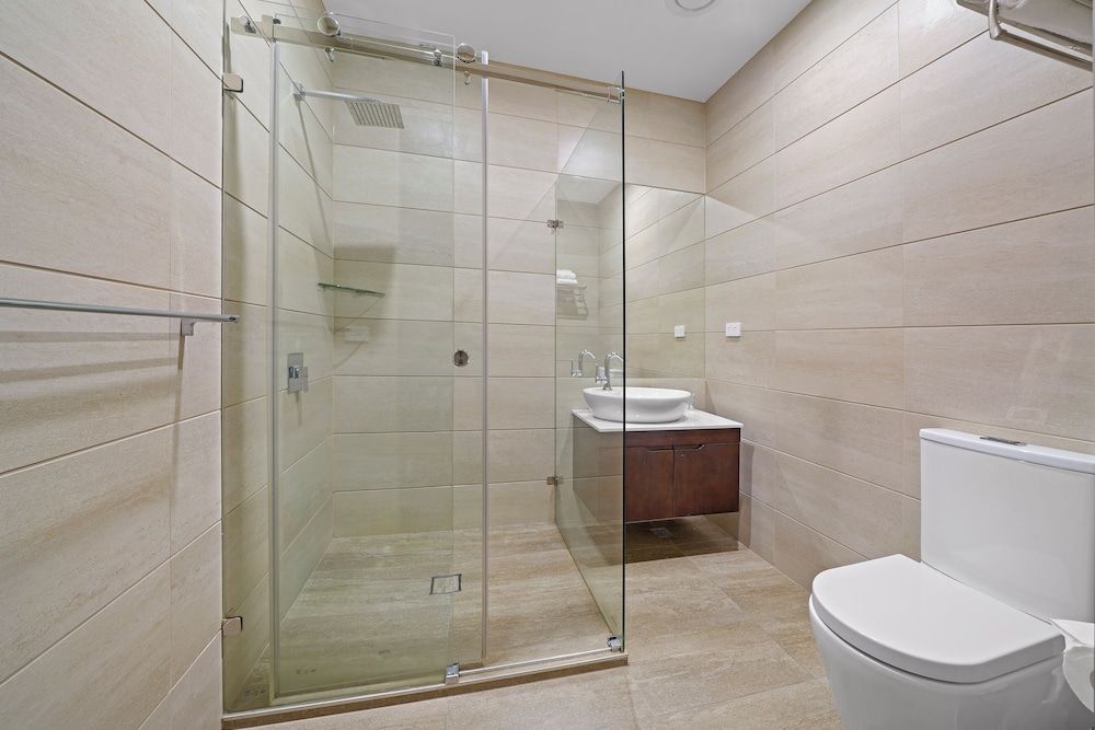 Clarendon Hotel Melbourne Deluxe Room 5