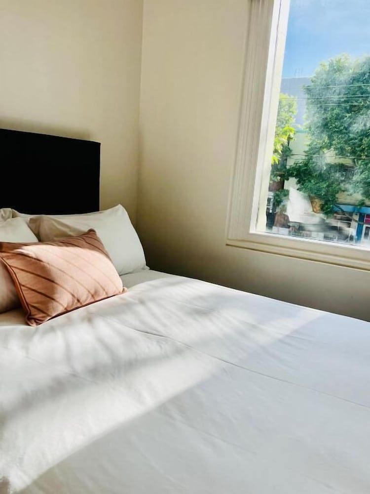 Clarendon Hotel Melbourne Family Room 6