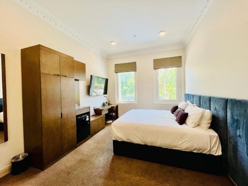 Clarendon Hotel Melbourne Deluxe Room 3