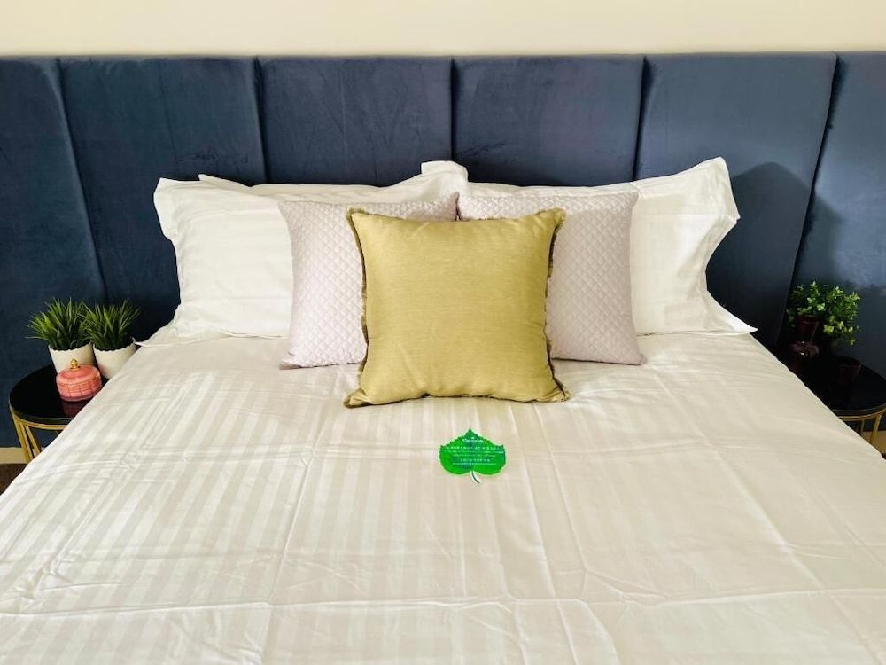 Clarendon Hotel Melbourne Deluxe Room 2