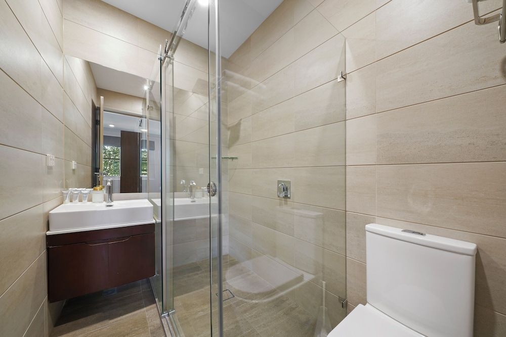 Clarendon Hotel Melbourne Deluxe Room 4