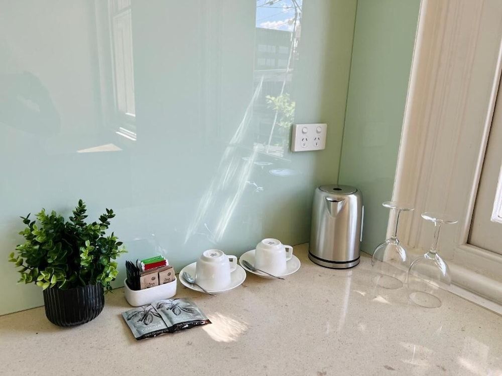 Clarendon Hotel Melbourne Deluxe Room 9