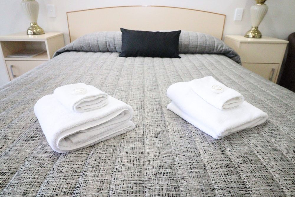 Crows Nest Motel Queen Room 2