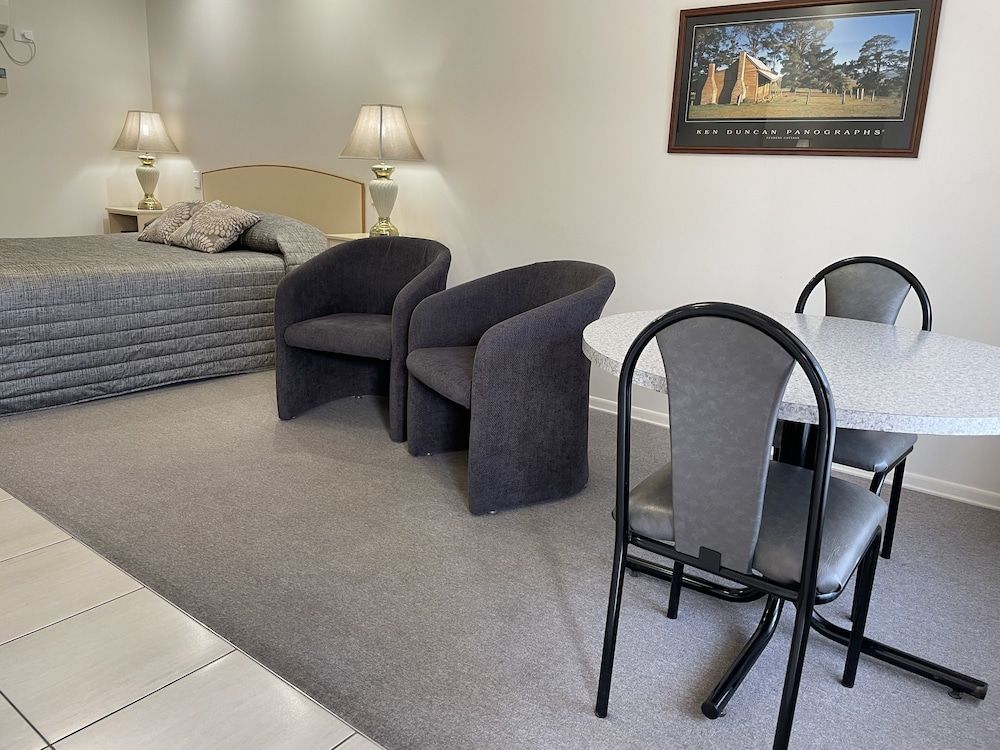 Crows Nest Motel Queen Room