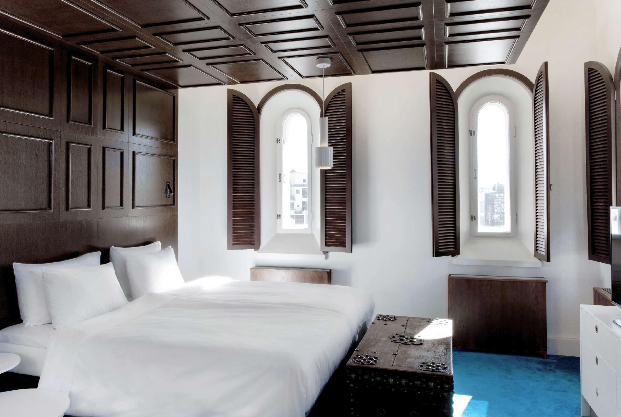 Bedroom Plaza Suite Room