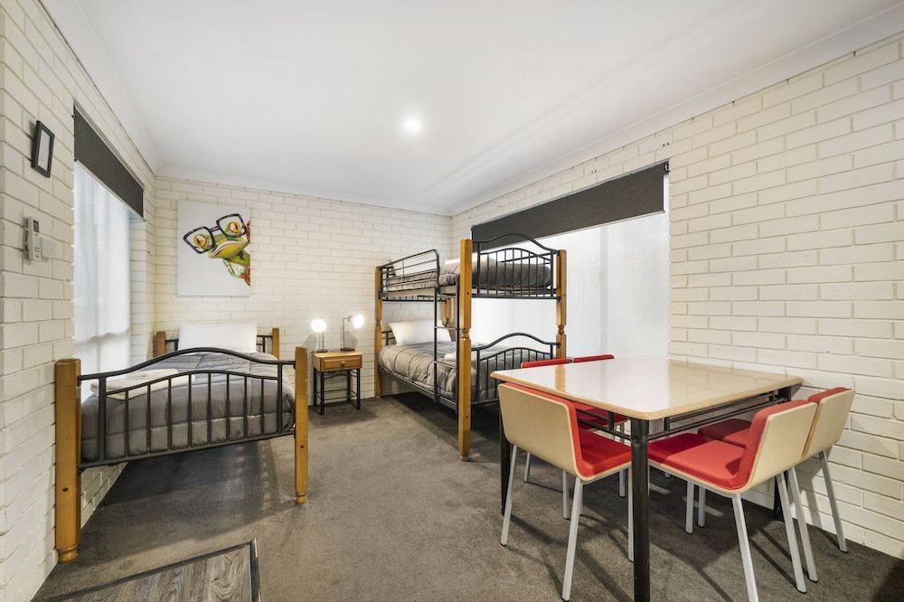 Esk Wivenhoe Motor Inn Family Room