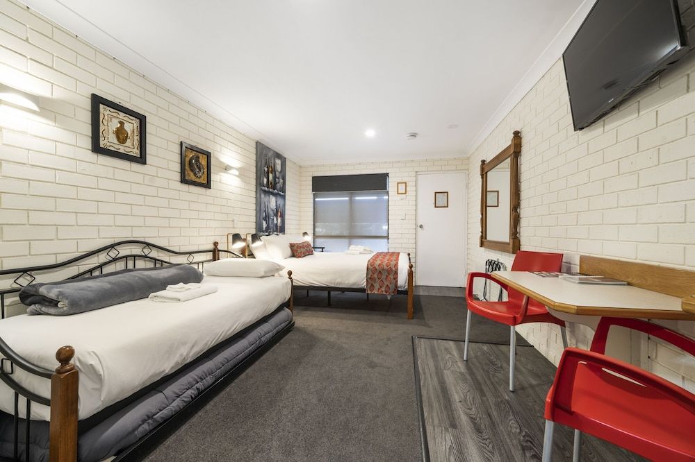 Esk Wivenhoe Motor Inn Twin Room 3