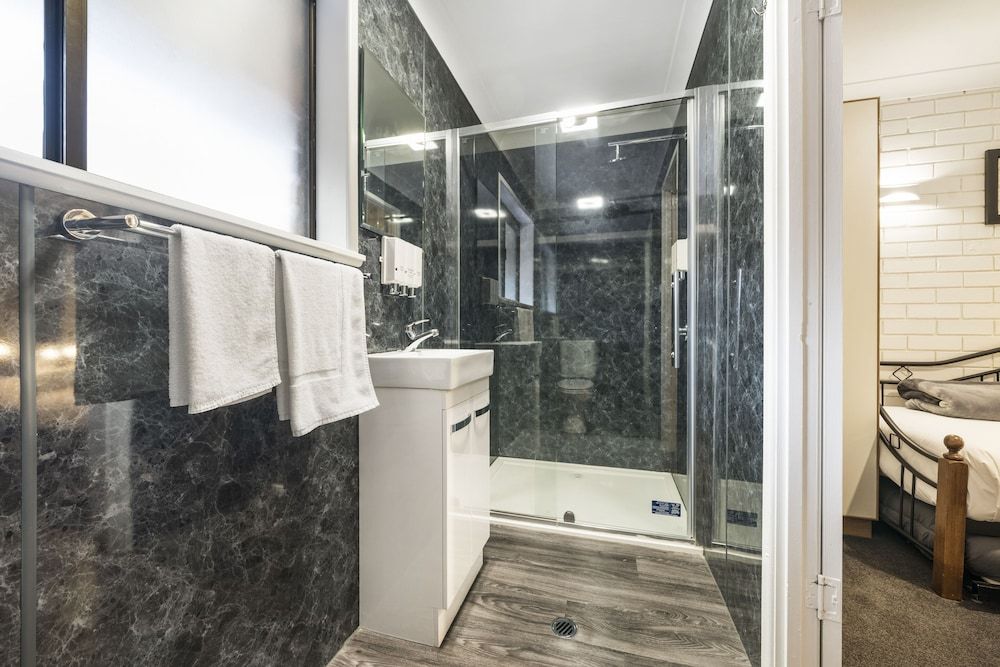 Esk Wivenhoe Motor Inn Twin Room 4