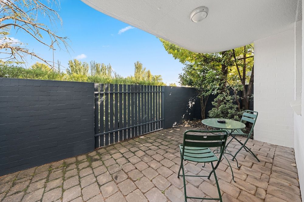 Manuka Park Apartments Two Bedroom Apartment with Queen + 2 Singles 3