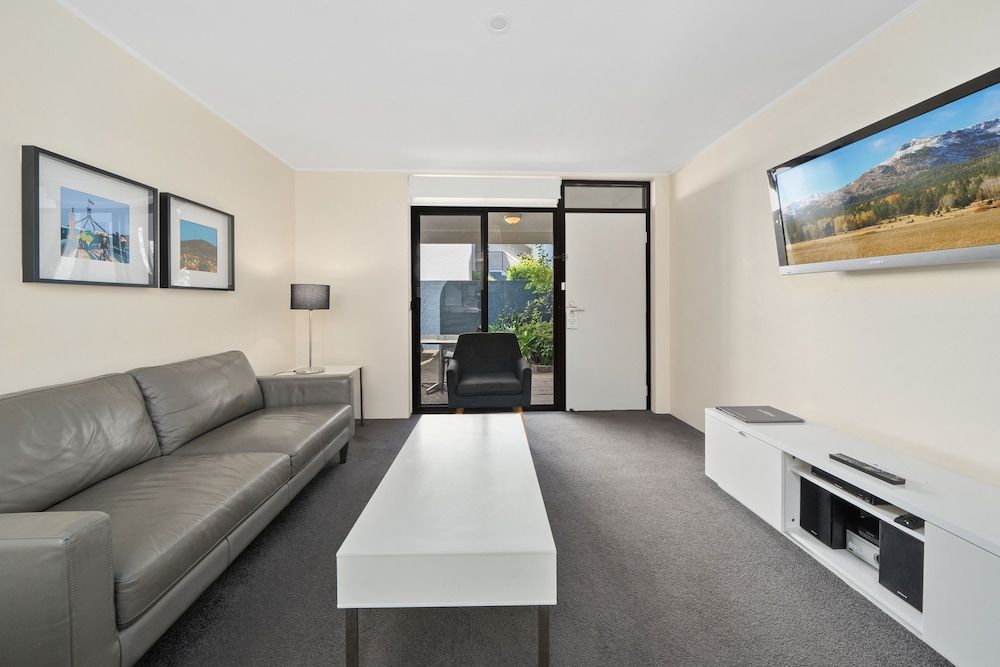 Manuka Park Apartments Two Bedroom Apartment with Queen + 2 Singles 8