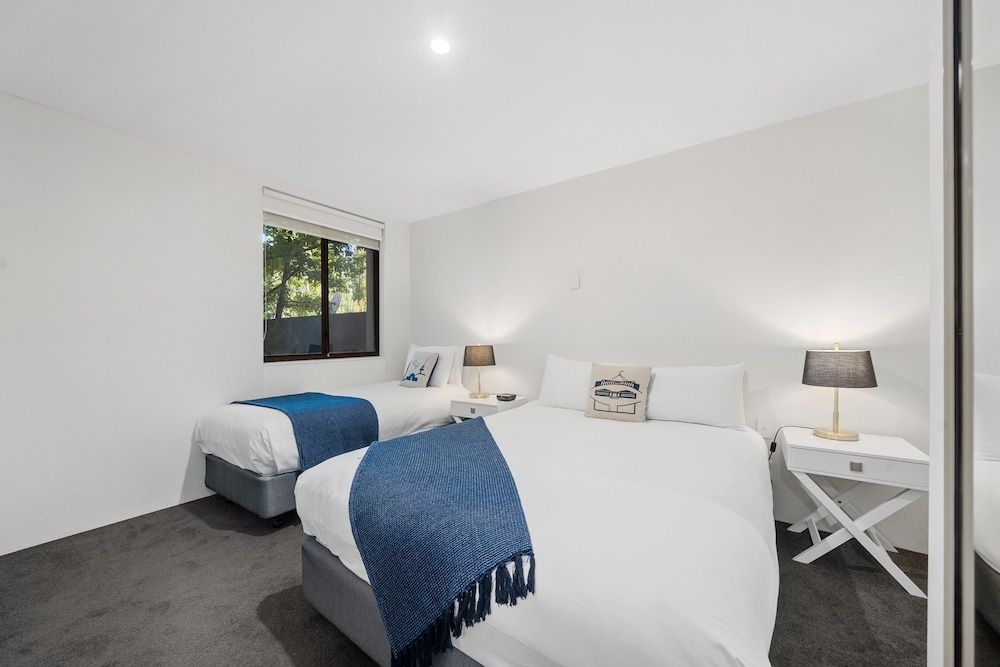 One Bedroom Apartment with Queen + 1 Single