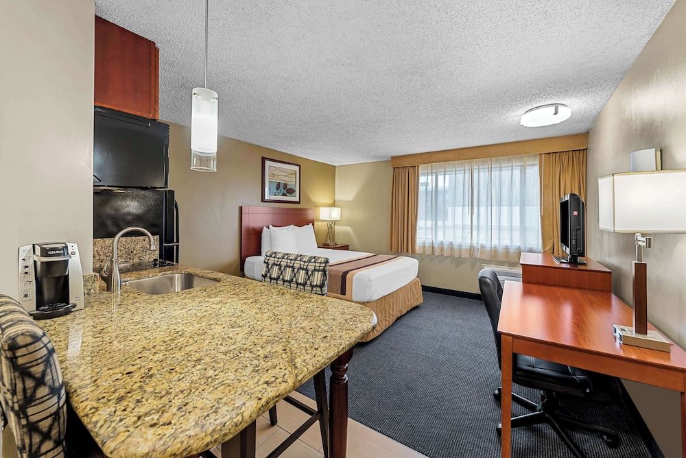 Best Western Cascadia Inn Standard Room, 1 Queen Bed, Non Smoking, Refrigerator & Microwave 3
