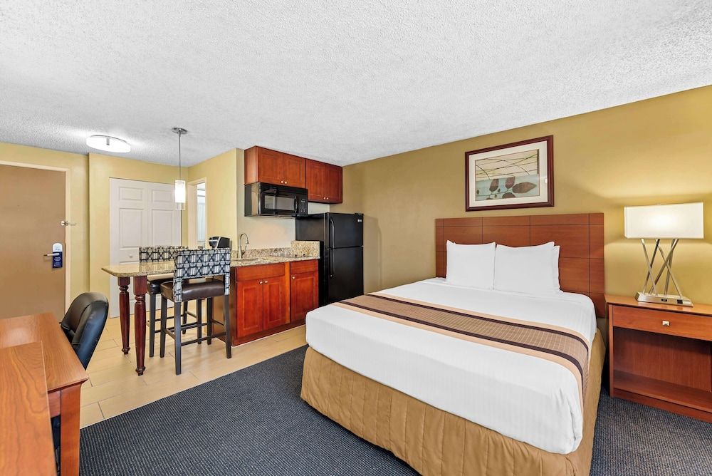 Best Western Cascadia Inn Standard Room, 1 Queen Bed, Non Smoking, Refrigerator & Microwave 2