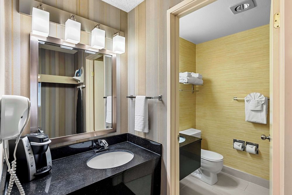 Best Western Cascadia Inn Standard Room, 1 King Bed, Accessible, Bathtub 4