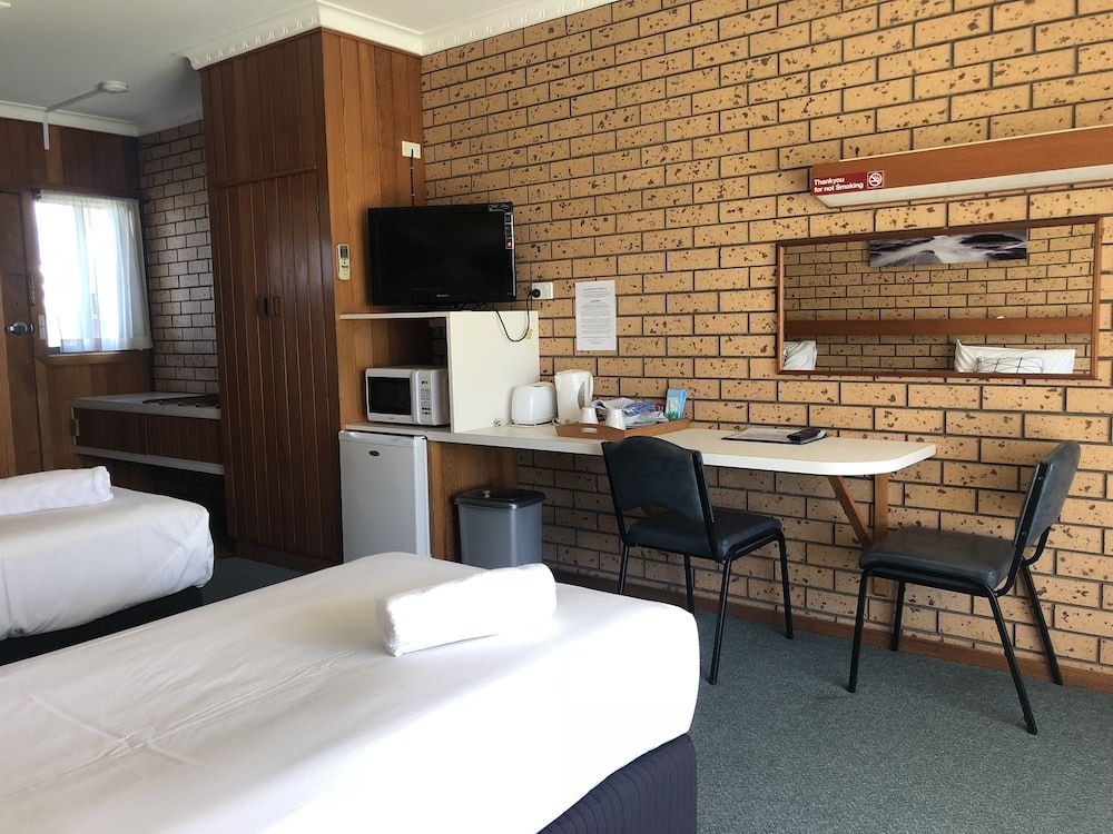 Lakeside Motel Waterfront Twin Room with Lakeview 3