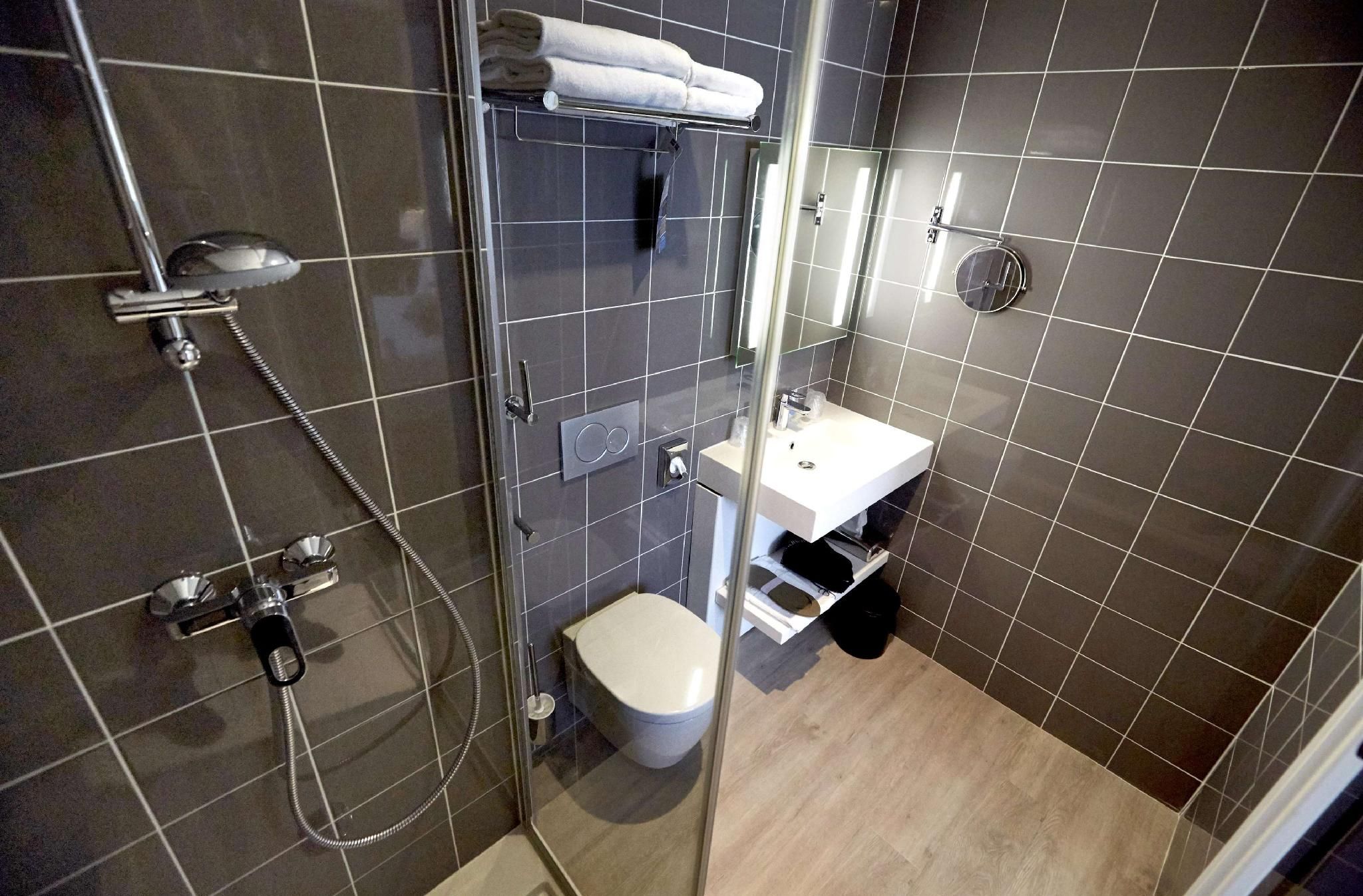 Kyriad Hotel Brest Centre Standard Room - 2 Single Beds 1 Sofa Bed 3