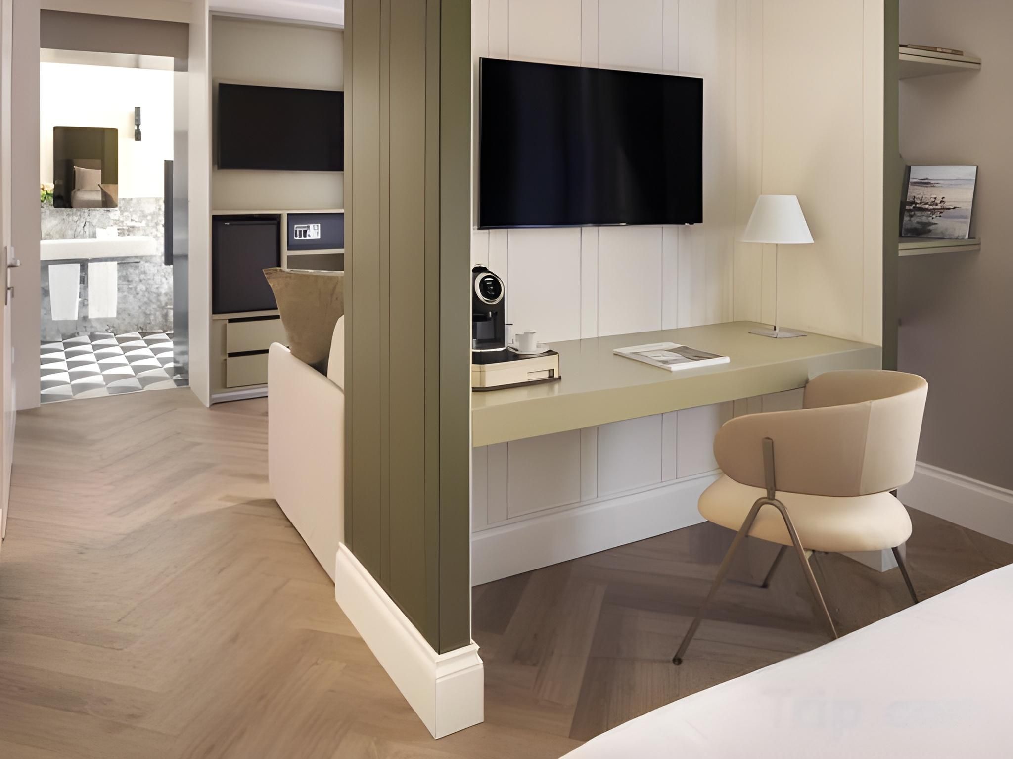 Junior Suite Deluxe with Sofa Bed