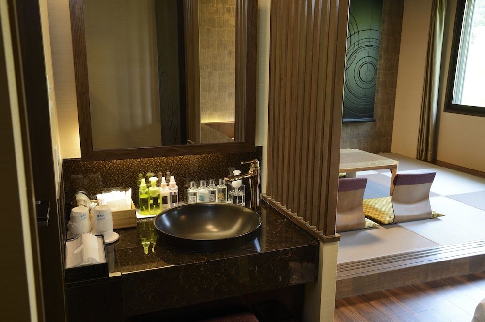 Hakone Lake Hotel Deluxe Twin Room with Tatami Area with Private Toilet, Shared Bathroom, Non Smoking 3