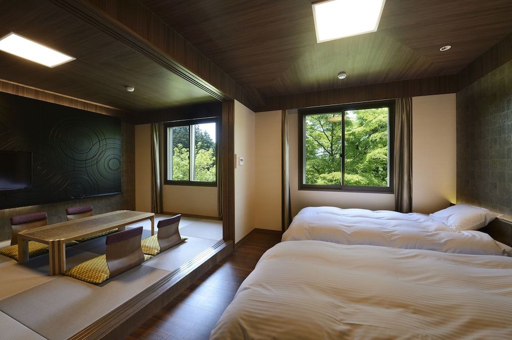 Hakone Lake Hotel Deluxe Twin Room with Tatami Area with Private Toilet, Shared Bathroom, Non Smoking 2
