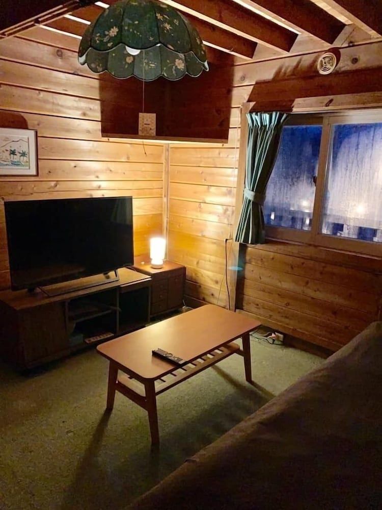 Twin Bed Room, Living room with large TV, 2-4 People