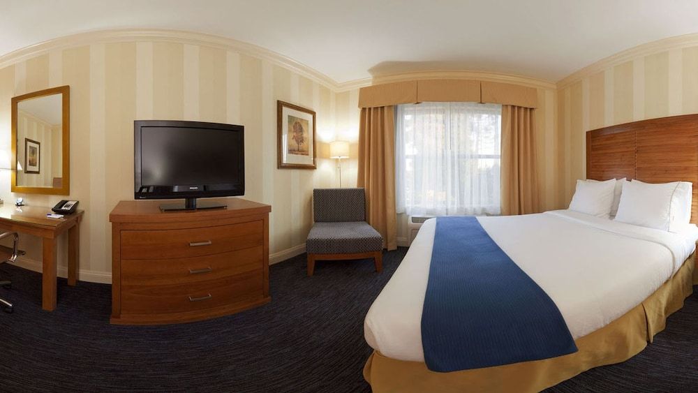 Holiday Inn Express Hotel & Suites Santa Cruz by IHG Standard Room, 1 King Bed 3