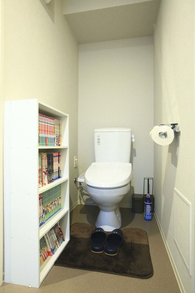 undefined 2500 Comics Room 8