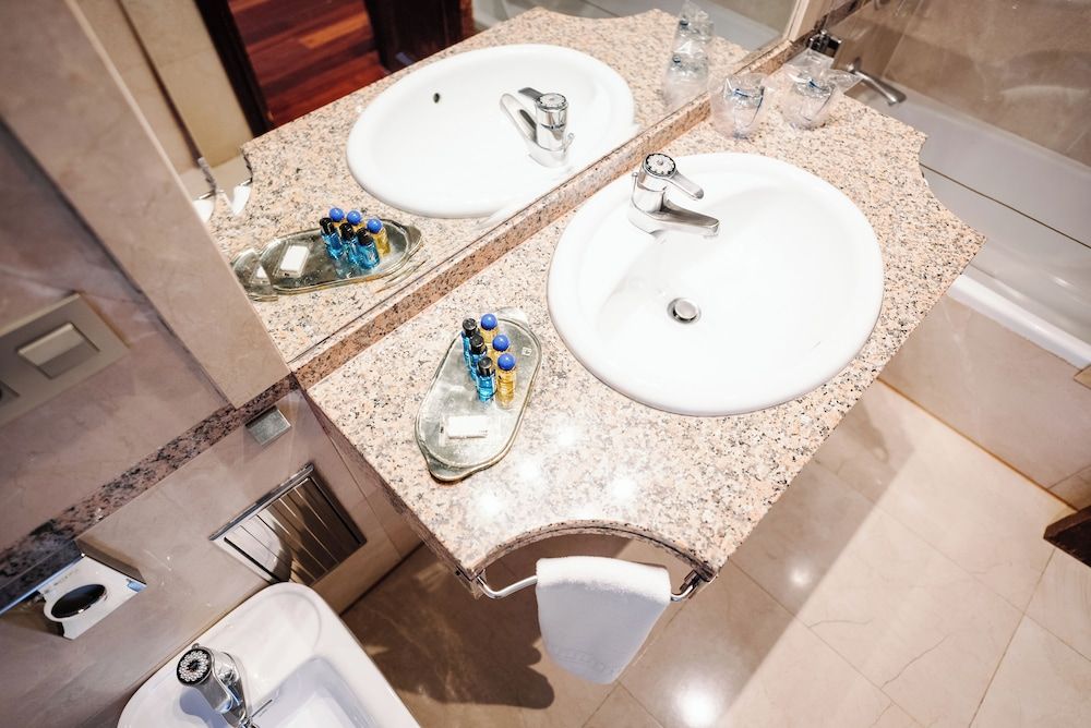 Hotel Rice Reyes Católicos Standard Twin Room 4