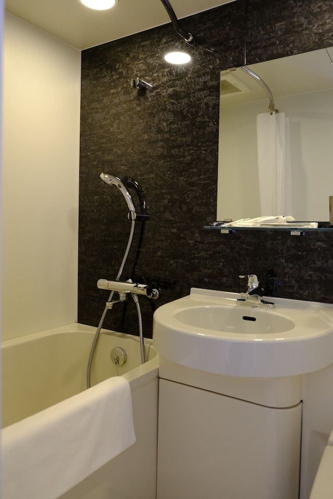 Garner Osaka Honmachi Station by IHG Standard Room 9