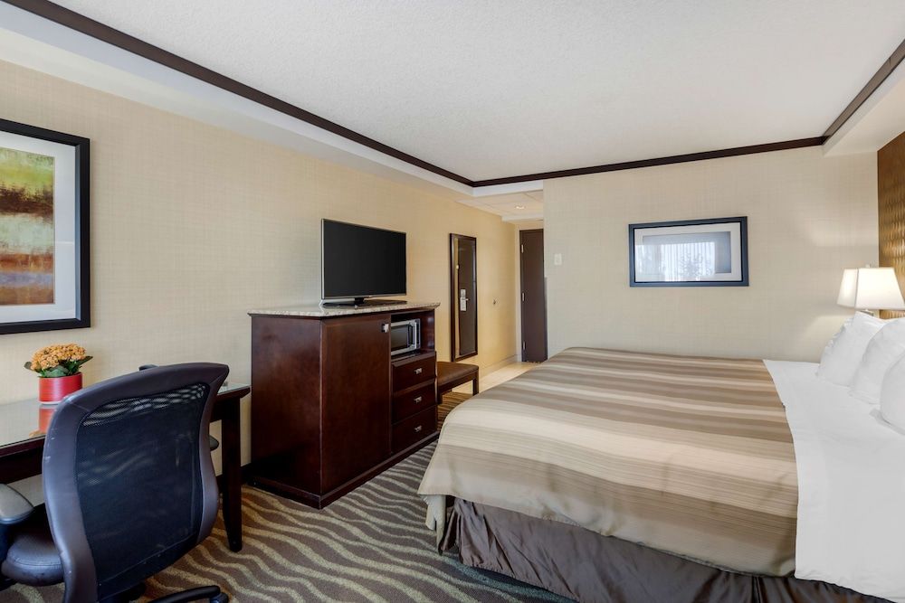 Best Western Plus Edmonton Airport Standard Room, 1 King Bed, Non Smoking (Walk-in Shower) 2